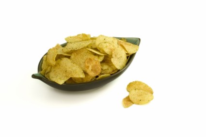картофельные чипсы в миску