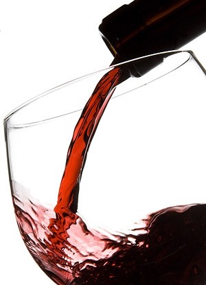 صب النبيذ الأحمر صورة فورية
