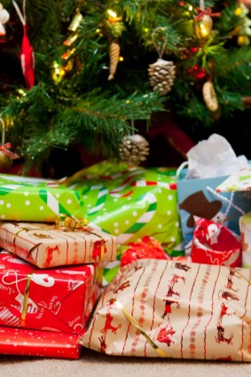 regalos debajo del árbol de Navidad