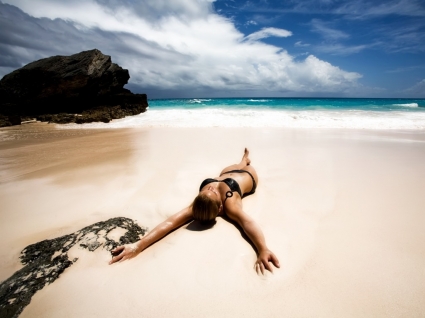 สาวเซ็กซี่บนพื้นหาดหาดธรรมชาติ