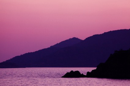 puesta de sol de la montaña púrpura