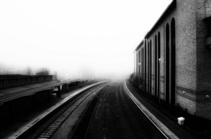 chemin de fer dans le brouillard