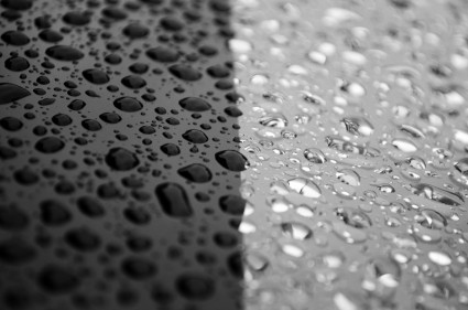 قطرات المطر على السيارة