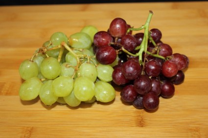 fruta de uvas vermelhas e verdes