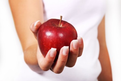 แอปเปิ้ลสีแดงในมือ
