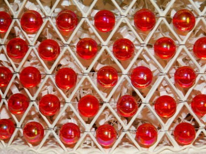 perline rossi e filo astratto