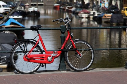 Sepeda merah di jembatan