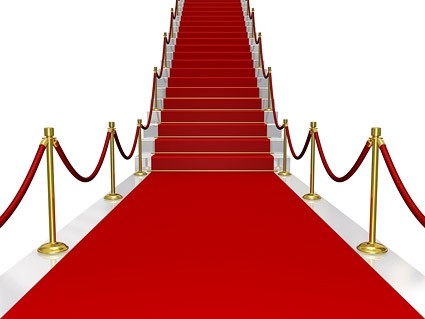 czerwony dywan po schodach czysty obraz