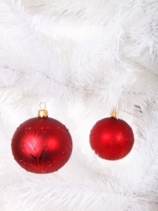 boules de Noël rouges sur l'arbre