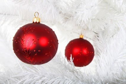 красные рождественские безделушки на дерево