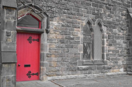 porta della chiesa rossa