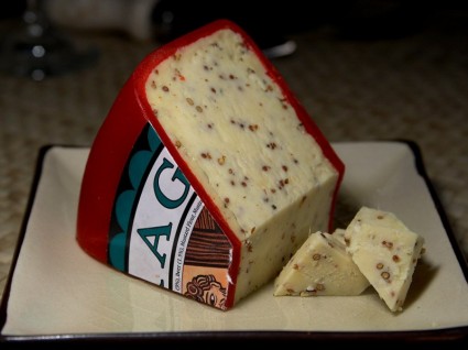 赤いドラゴン チーズ ミルク製品食品
