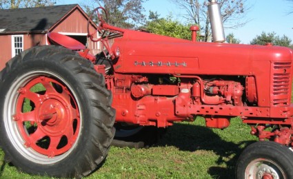 czerwony traktor