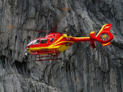 penyelamatan helikopter warna merah