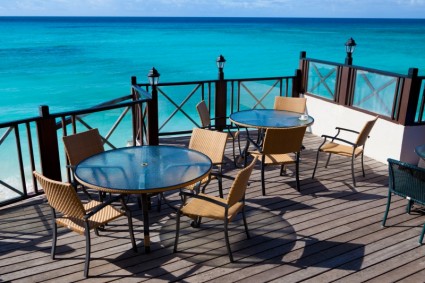 mesas de restaurante com vista para o mar