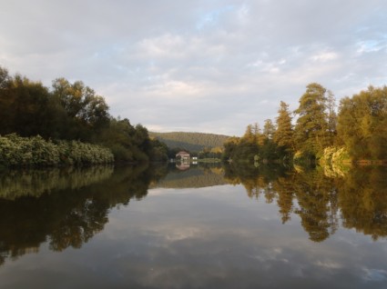 fiume lago riflesso klodzko