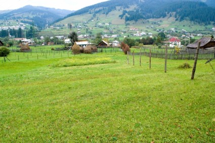 village de paysage de Roumanie
