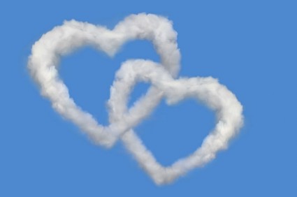 romantische herzförmige weiße Wolken hoch Bild
