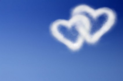 romantyczny heartshaped białe chmury highdefinition obraz