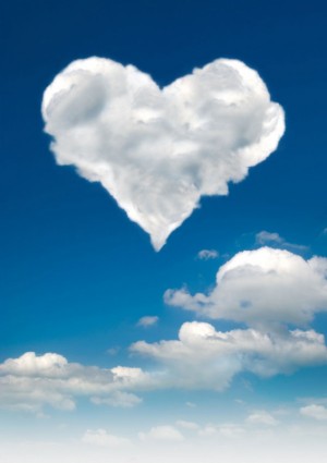 รูปภาพโรแมนติก heartshaped เมฆขาว highdefinition