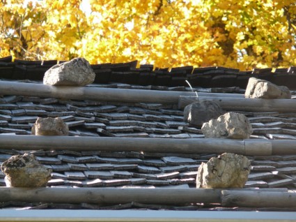 木製の屋根材の屋根