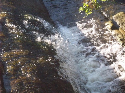 fließendem Wasser über die Felsen