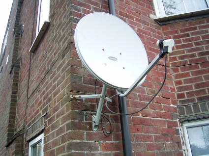 anteny satelitarnej na budynku