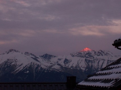 薩沃伊阿爾卑斯山在晚上