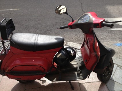 红色踏板车摩托车