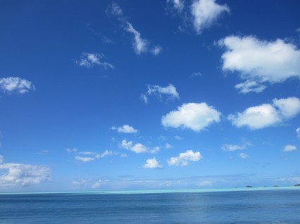 chmura morze niebieski