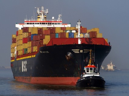 kapal kontainer produk