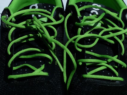鞋带给绿色鞋带时