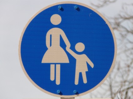 歩行者の歩道の標識