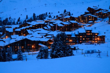 在夜间滑雪度假村