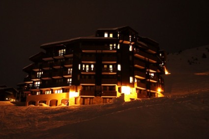 在夜间滑雪度假村酒店