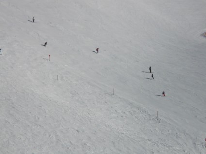 Inverno de esquiadores de pista de esqui