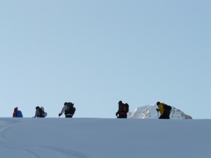滑雪游雪鞋跋涉冬季徒步旅行