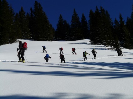 スキー ツアー冬ハイキングのハイキング