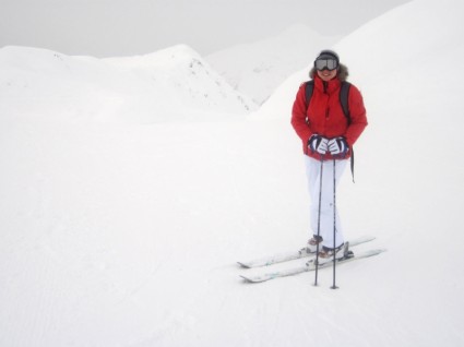 pemain Ski di puncak gunung