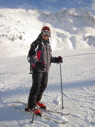 pemain ski dengan pegunungan