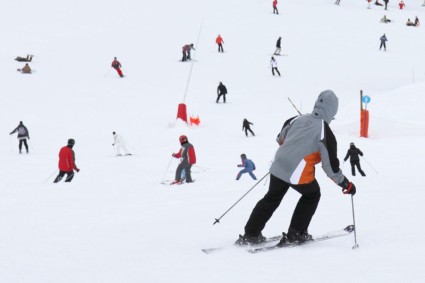 esquiadores en ladera