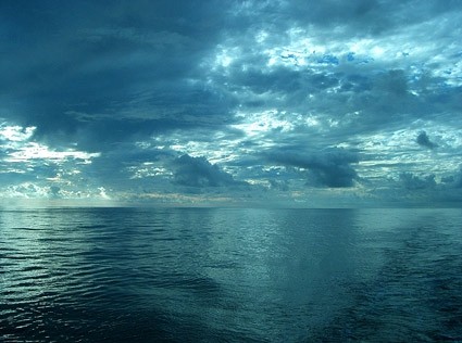 imagen del cielo sobre el mar