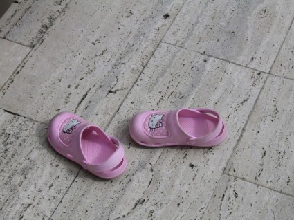 kecil merah muda crocs