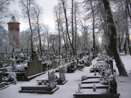 Schnee Friedhof Gräber