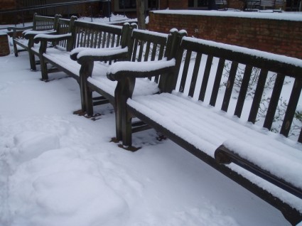 śnieg objęte ławki