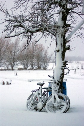 Sepeda tertutup salju
