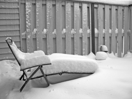 śnieg na krześle trawnik
