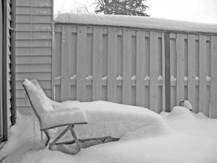 芝生の椅子の上の雪します。