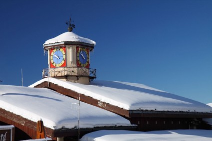 tetto di neve con orologio