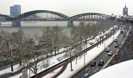 salju musim dingin jembatan
